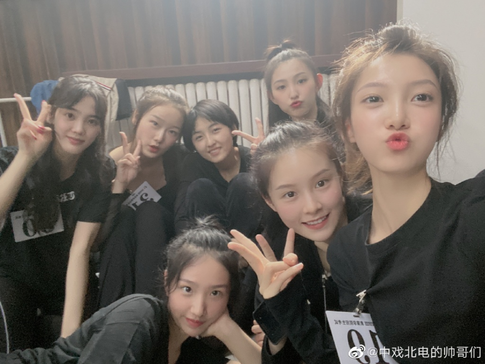 北京电影学院：张子枫同学合照颜值高