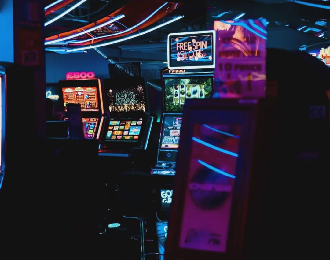 你以为的一夜暴富，背后是暴力、囚禁与死亡