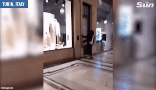 疫情第二波来袭！意大利二次封城 万人上街打砸抢