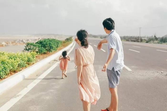 女孩狠踹母亲：你拿命宠着的孩子，其实最恨你