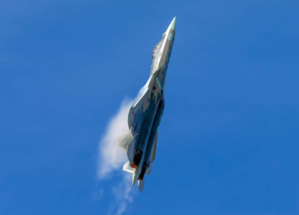 F22模仿苏57，展示眼镜蛇机动，美国证明不比别人差