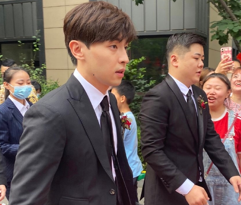 石家庄专业伴郎户邓伦今天又上线啦不愧是伴郎专业户可以开一家婚庆