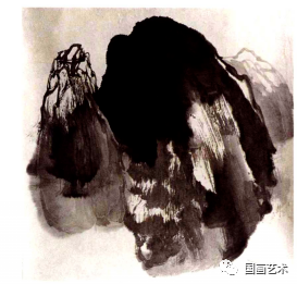 先画浓墨,再以清水破墨,冲击.