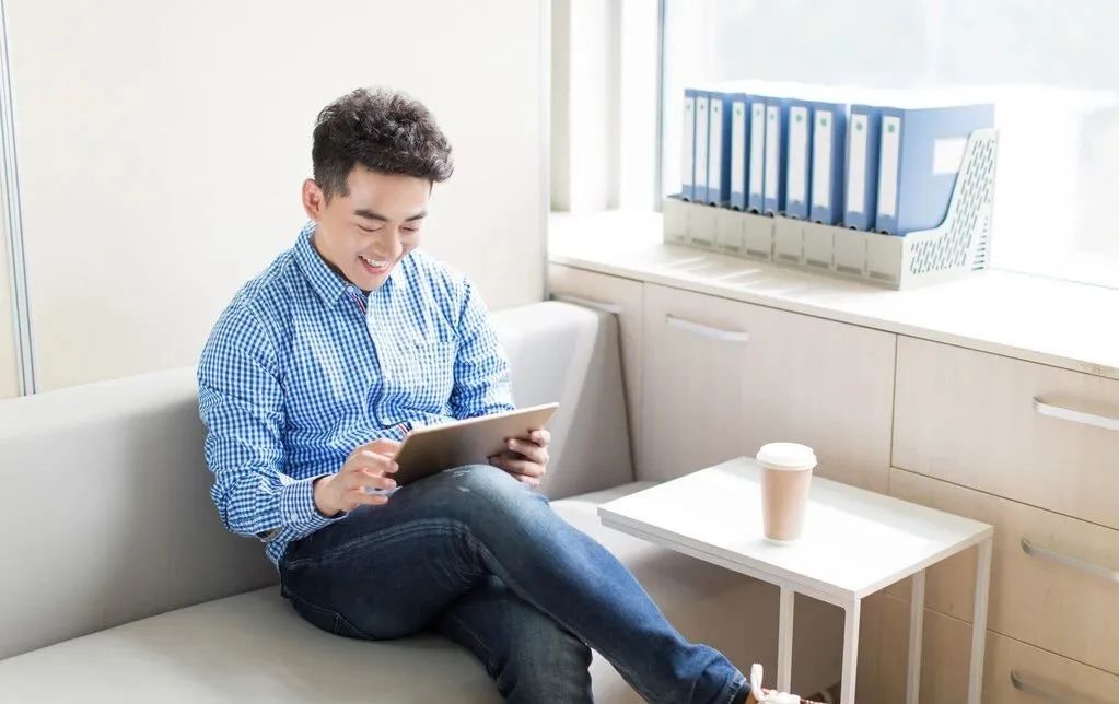 31岁项目总监，年薪50W，辞职考进老家体制，月薪4K