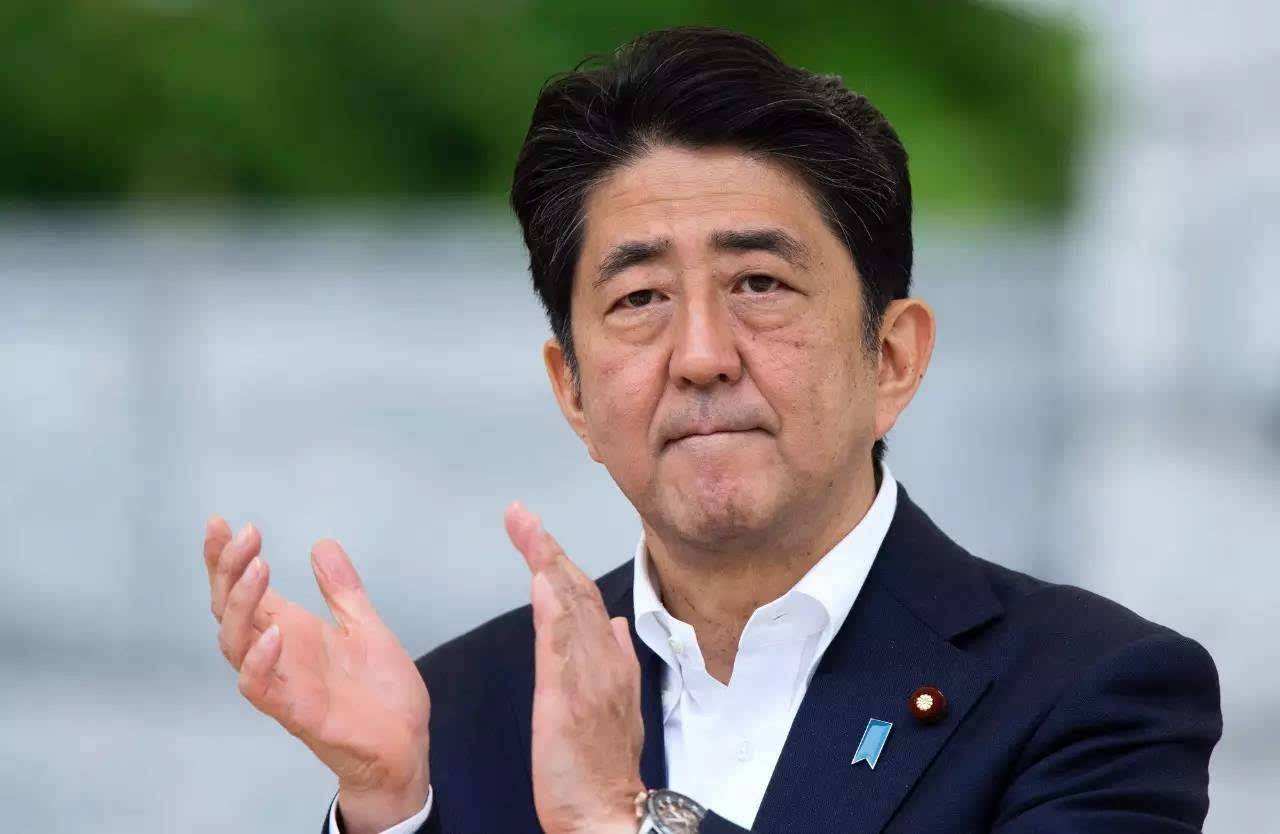 日本公务员越当越穷？