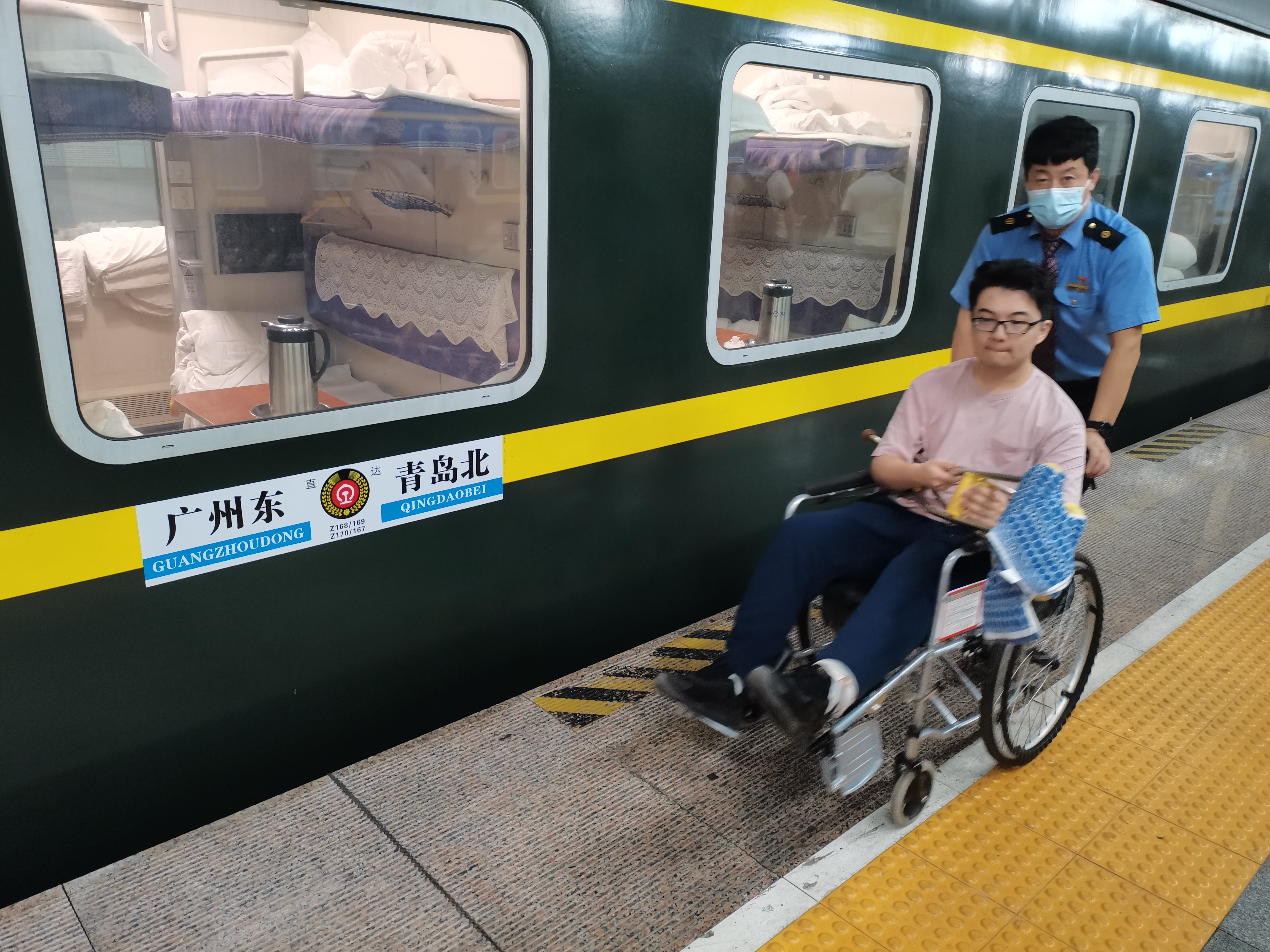 2021年9月24日,由青岛客运段广州六组值乘的z167次列车枣庄西站放客时
