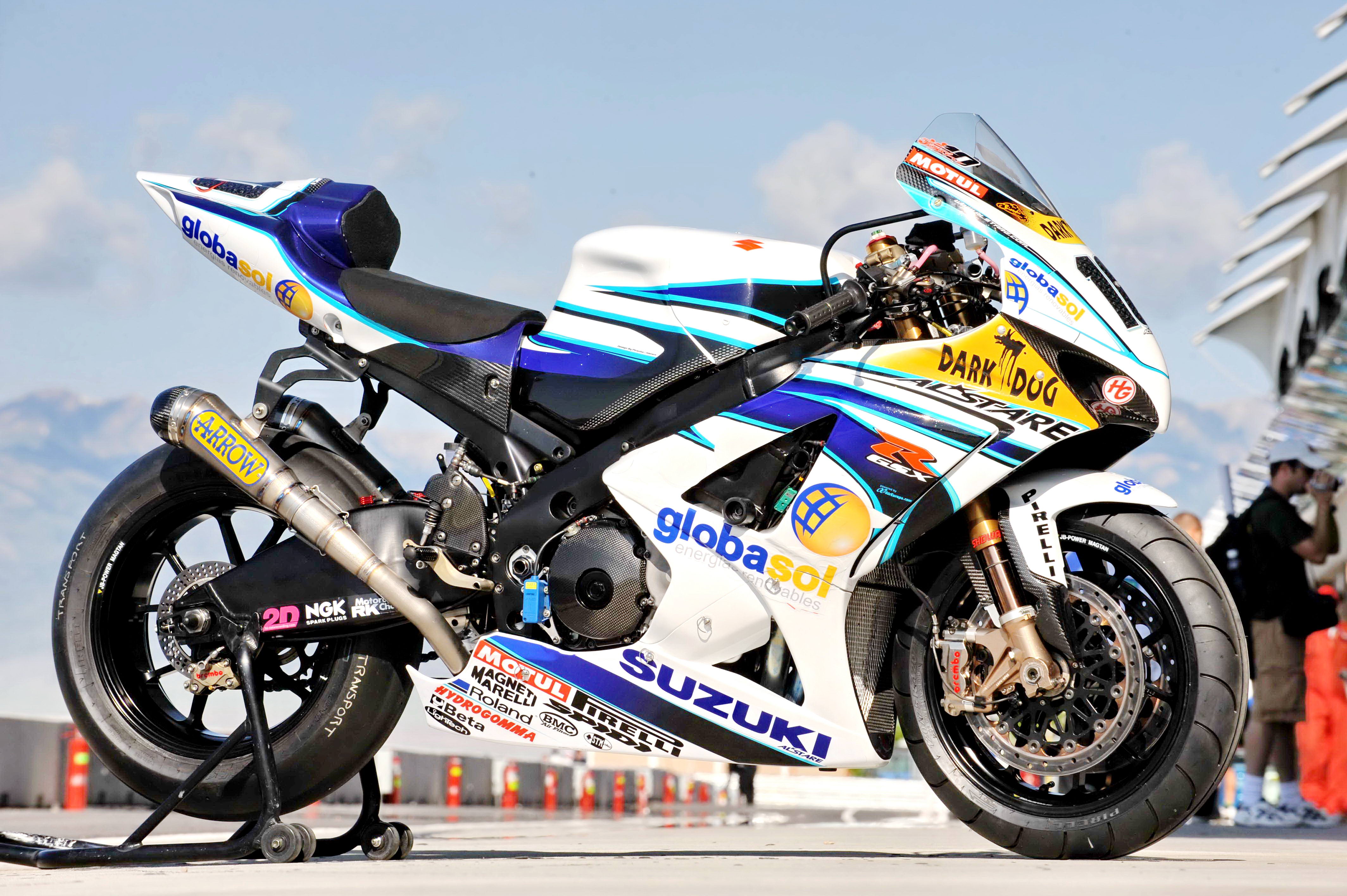 搭载wsbk 工厂赛车动力单元的定制 katana"刀"_摩托改装_资讯中心
