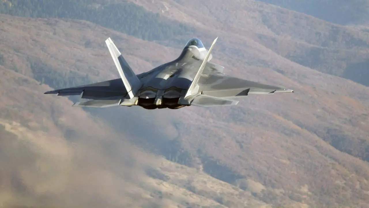 F22模仿苏57，展示眼镜蛇机动，美国证明不比别人差