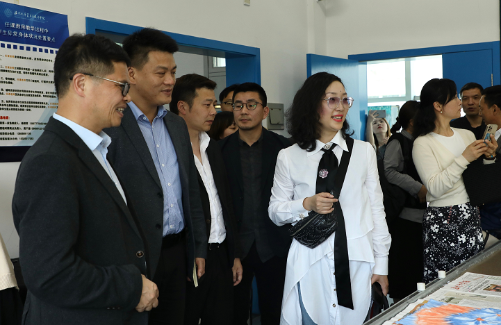 亚洲无码
美术与设计学院瓯越非遗时尚研发营开营