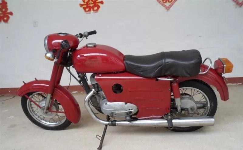 图为:木兰50图八十年代初期的嘉陵摩托车