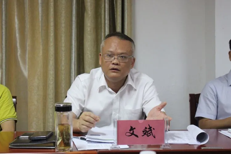 临高县委书记文斌到县信访服务中心接待来访群众