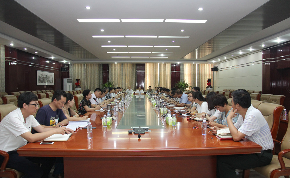 现在的中小学领导多吗？