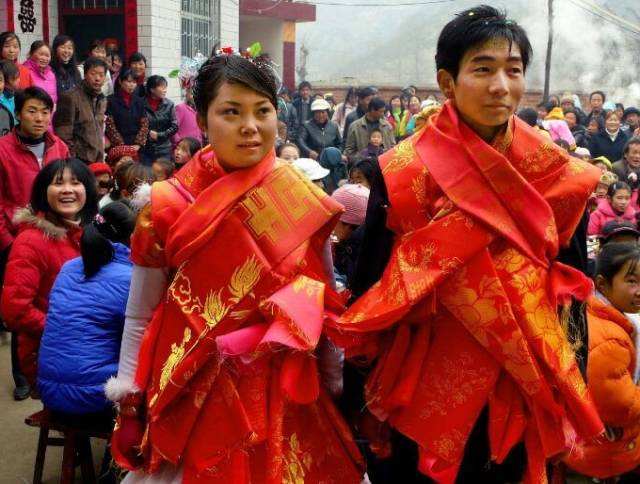 谈了四年了，女方还要10万彩礼结婚，应该给吗？