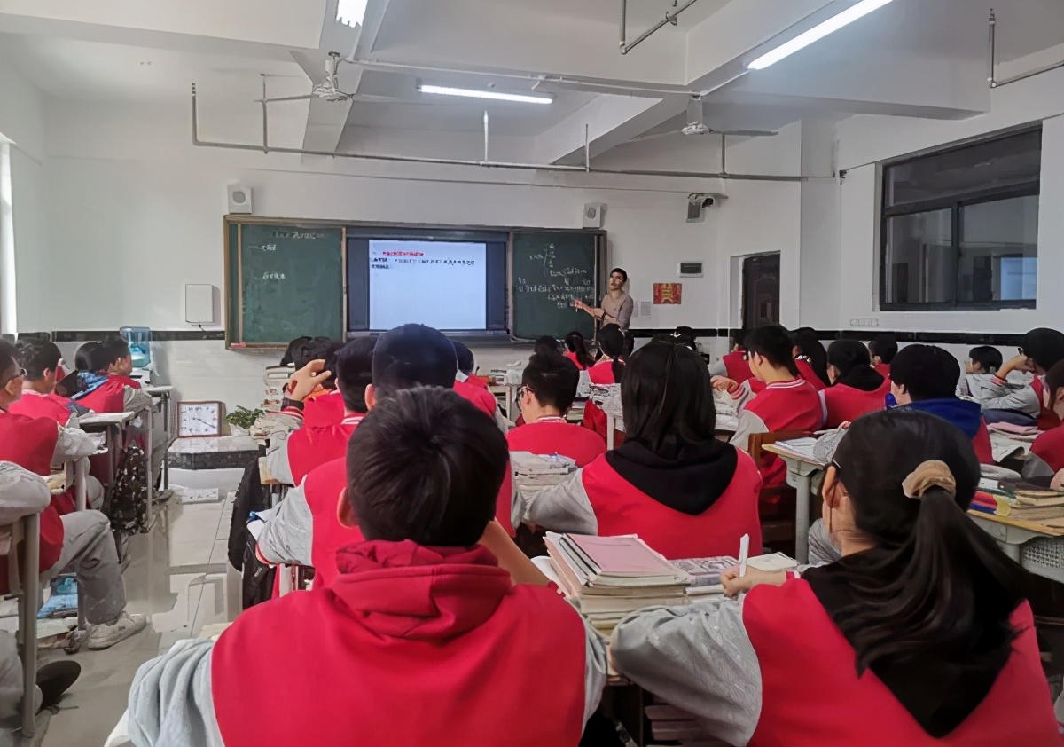 南昌现代外国语学校开展高中化学组公开课教研活动