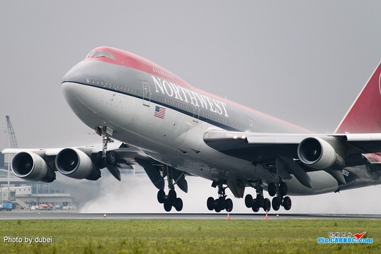 白令海峡上空,一架隶属于美国西北航空公司的波音747-400型客机(注册