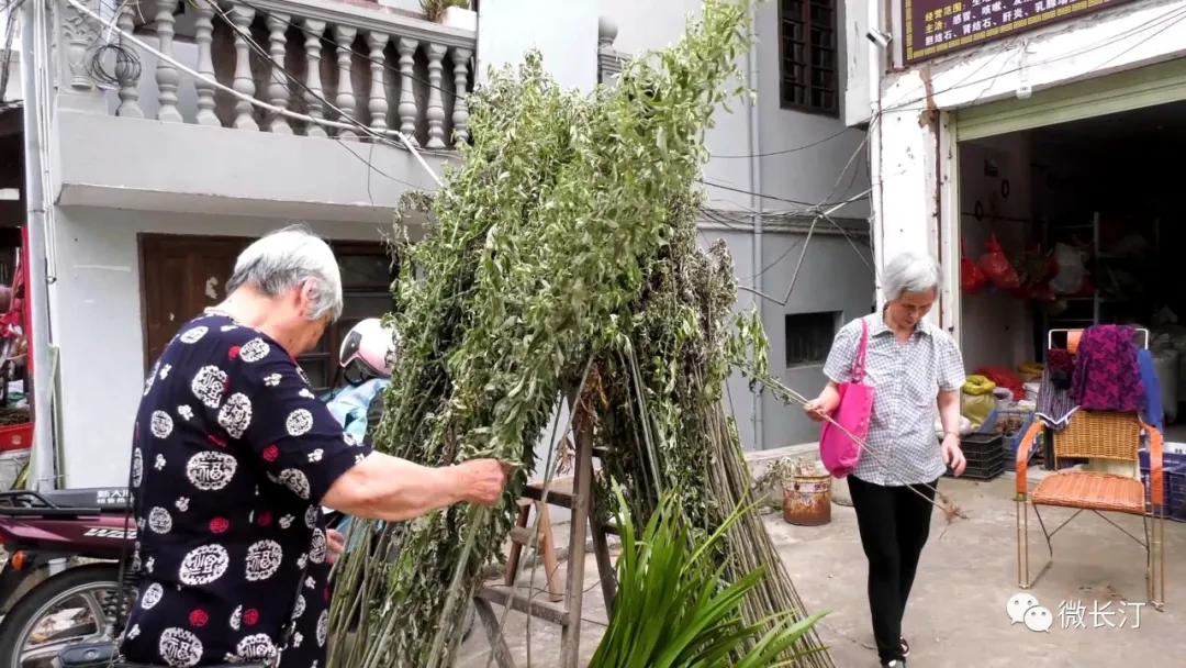 长汀客家端午:洗“药把”浴 消毒祛病