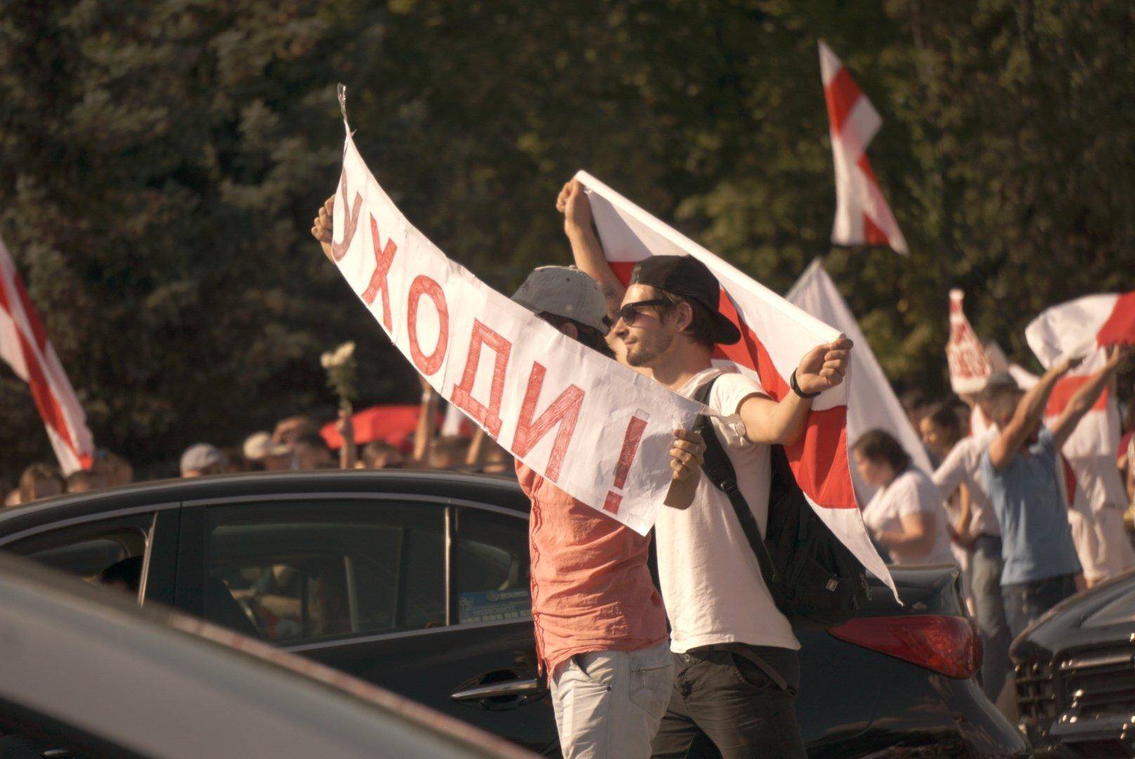 总统请下台！逾十万人抗议，女性手持鲜花身穿白衣