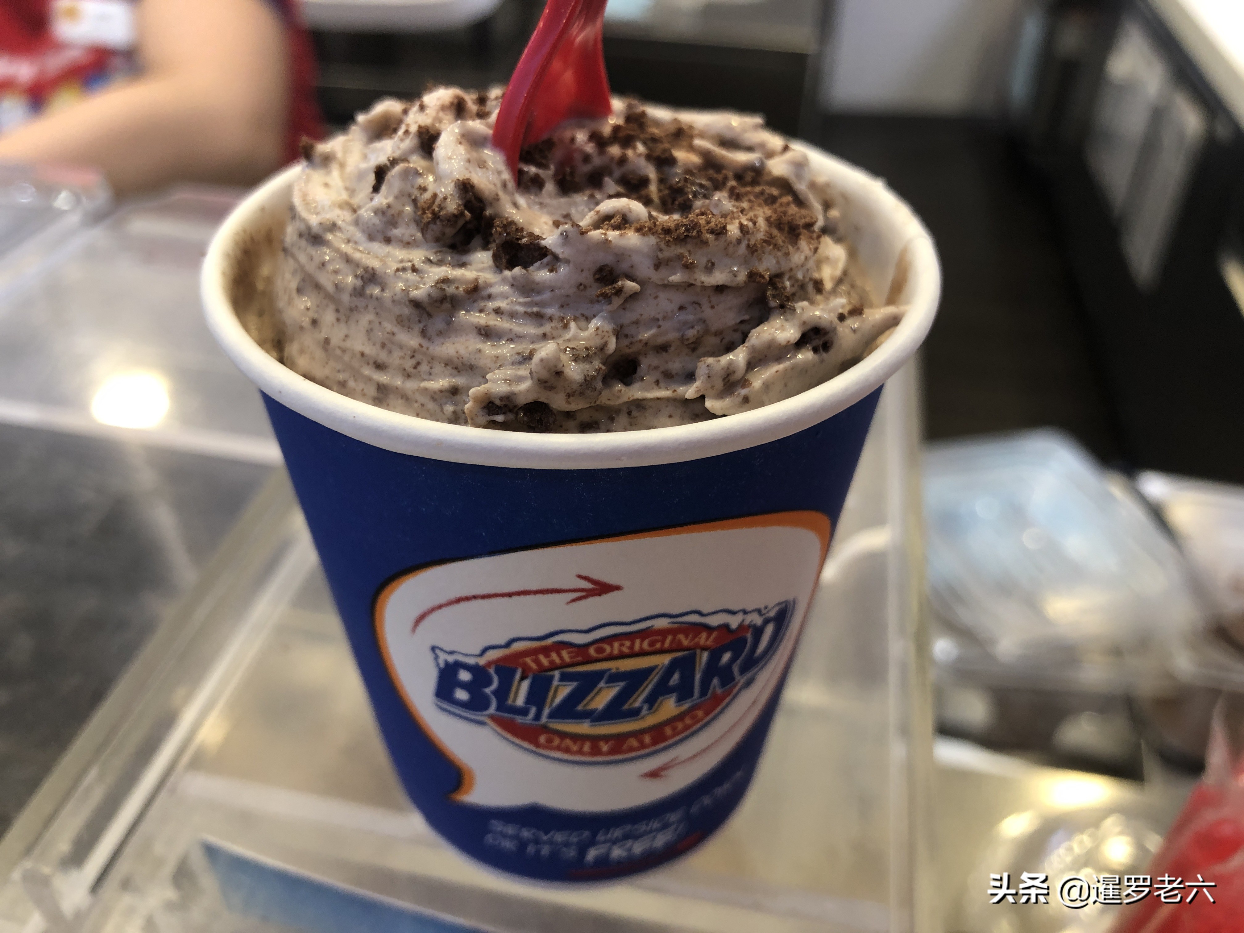 在泰国拉抛路的尚泰商场里发现dq冰淇淋新出了"阿华田"口味的暴风雪