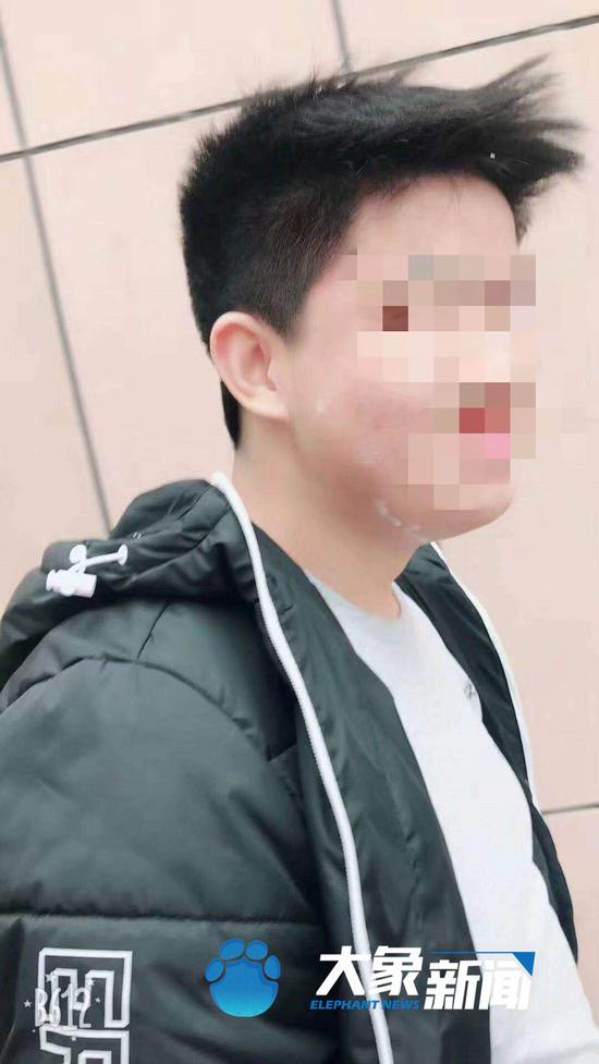 17岁少年的死亡追问：看守所内昏倒为何继续擦地板？