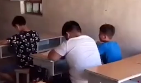 让学生在厕所都不能用的养猪场上课？