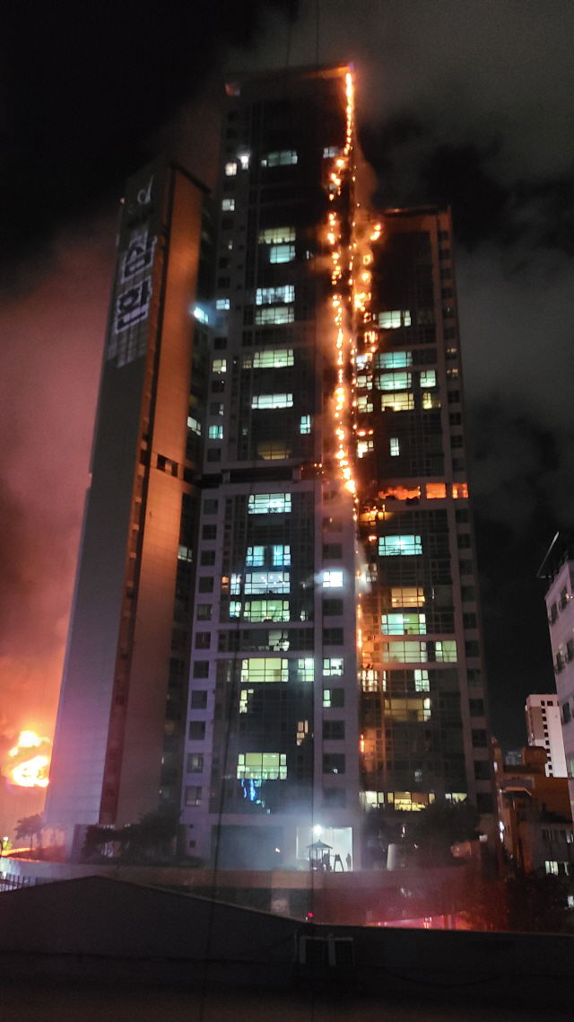 33层高楼烧成火柱！韩国深夜突发大火 88人送医