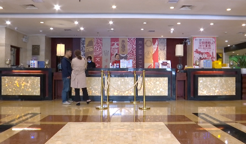 请帖都发出去了，酒店竟忘了有婚宴，拿啥赔？