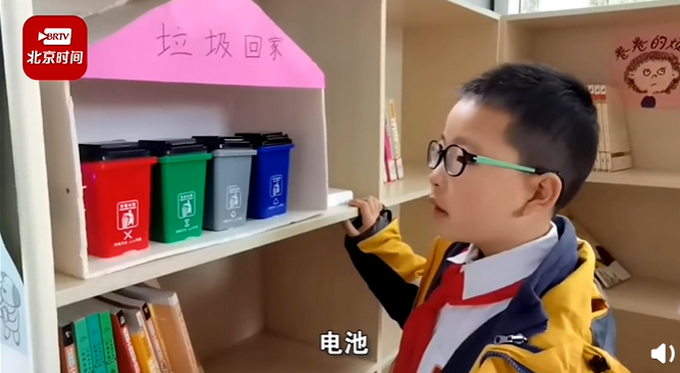 小学生设计出智能分类垃圾箱说出垃圾名桶盖自动开网友不得了