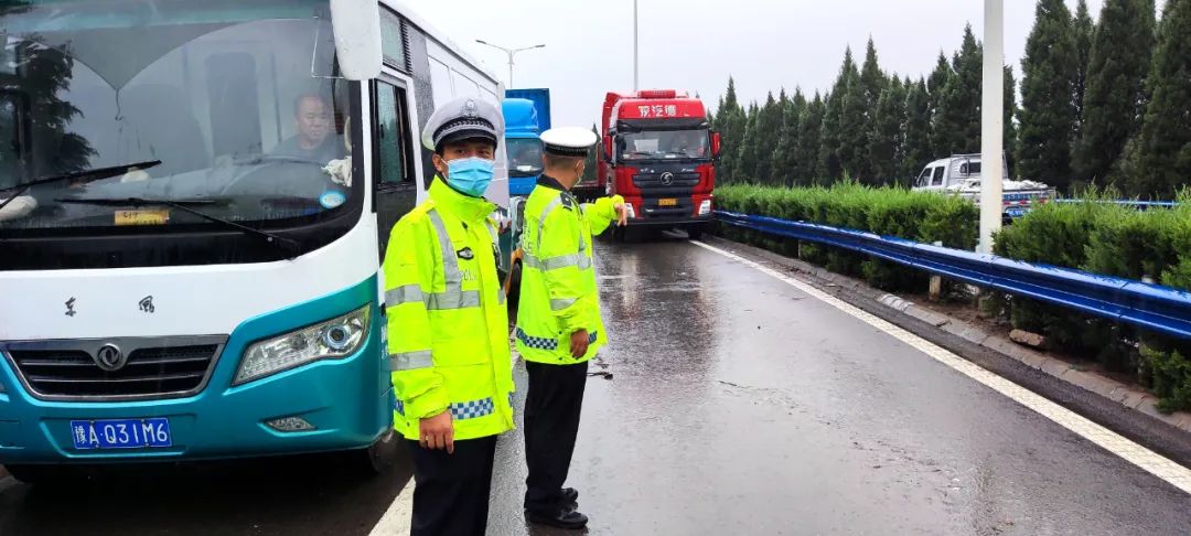 河南高速交警暴雨中昼夜坚守护航全力守护群众平安