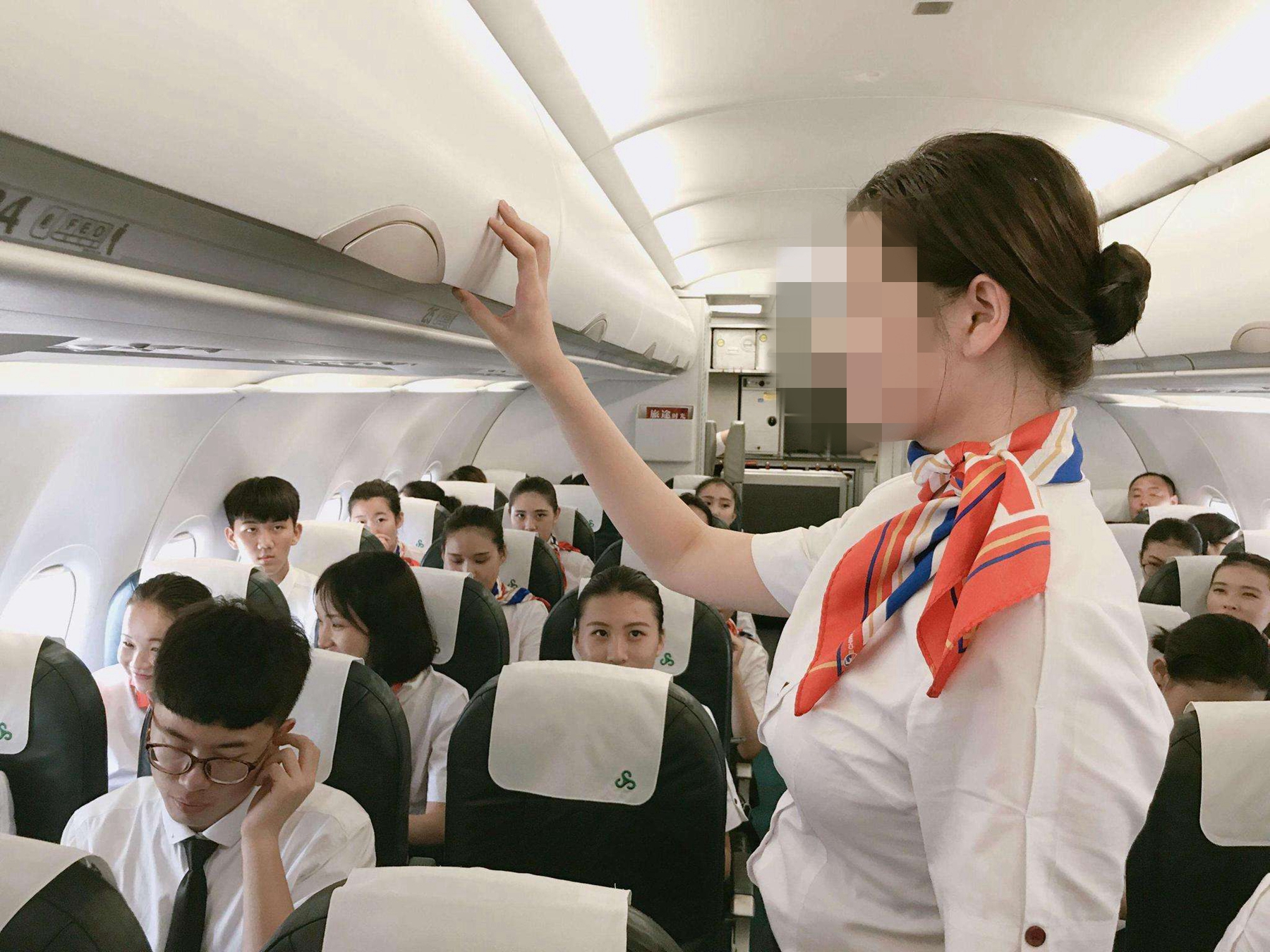 散发不雅照的飞行员被停飞，女方却莫名丢了工作