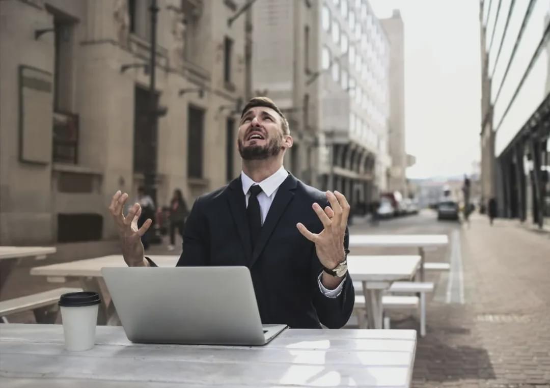 你以为的一夜暴富，背后是暴力、囚禁与死亡