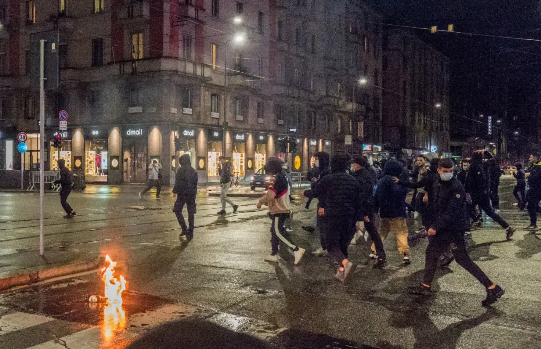 疫情第二波来袭!意大利二次封城 万人上街打砸抢