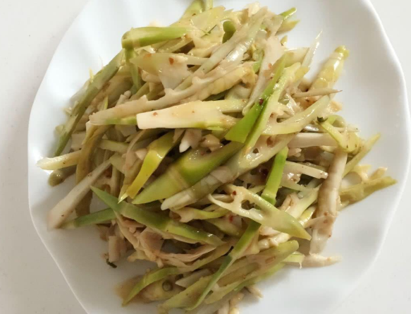 雷笋味道鲜美甘甜脆嫩用来炒肉和凉拌是好吃啦