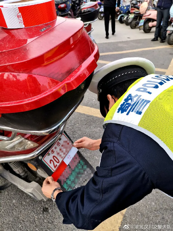 汉川交警大队免费为电动自行车张贴反光条