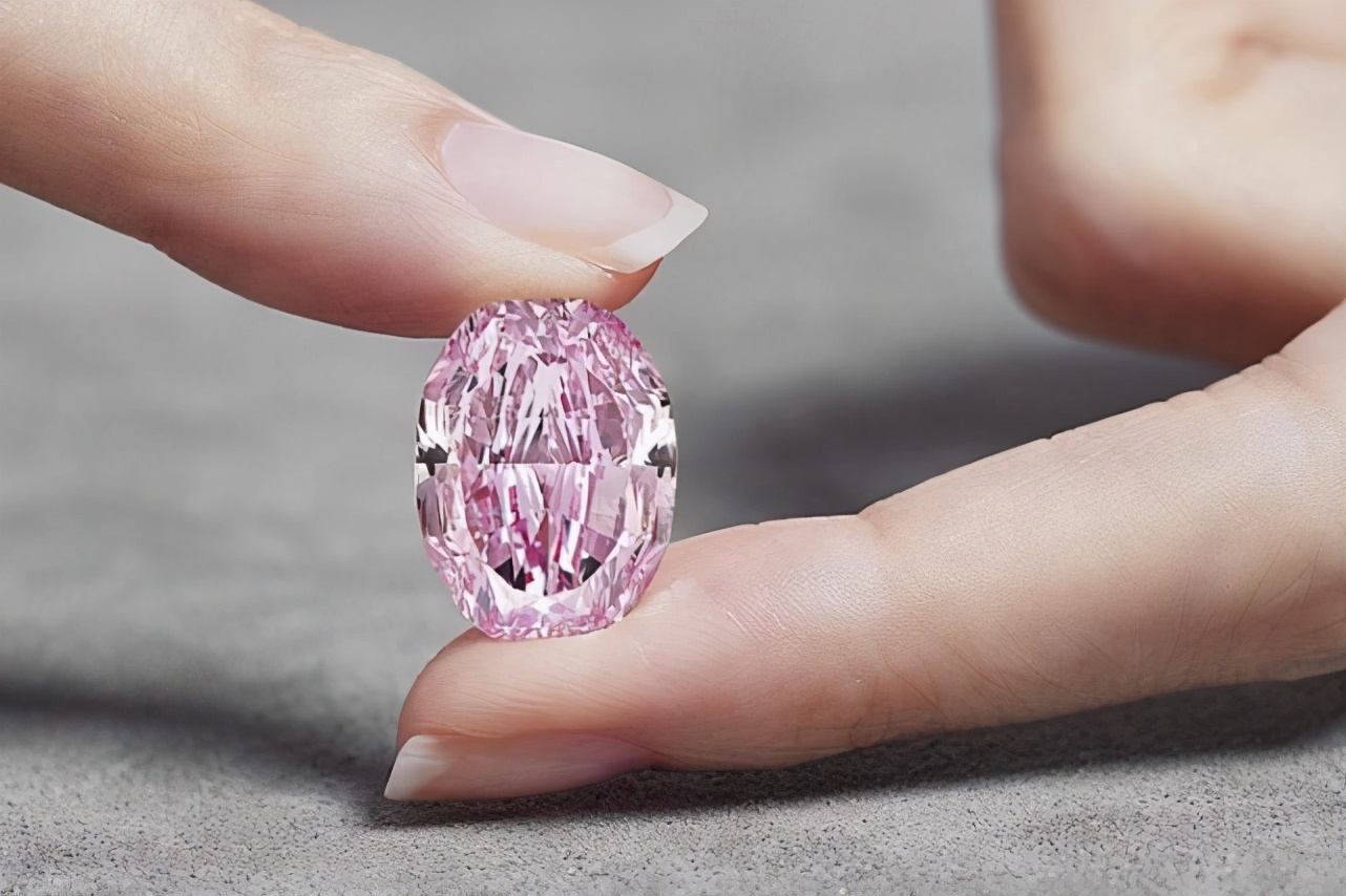 世界最大紫粉钻石拍出2660万美元大自然的奇迹