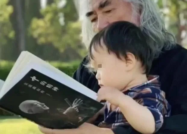 69岁再当爹，老牌海王这次收了个“娘道课代表”？