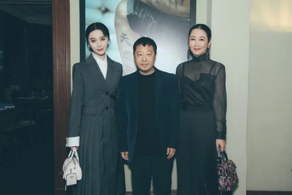 懒理吴秀波官司!范冰冰狂拍外国写真,露香肩大长腿性感
