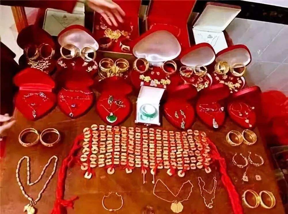 谈了四年了，女方还要10万彩礼结婚，应该给吗？