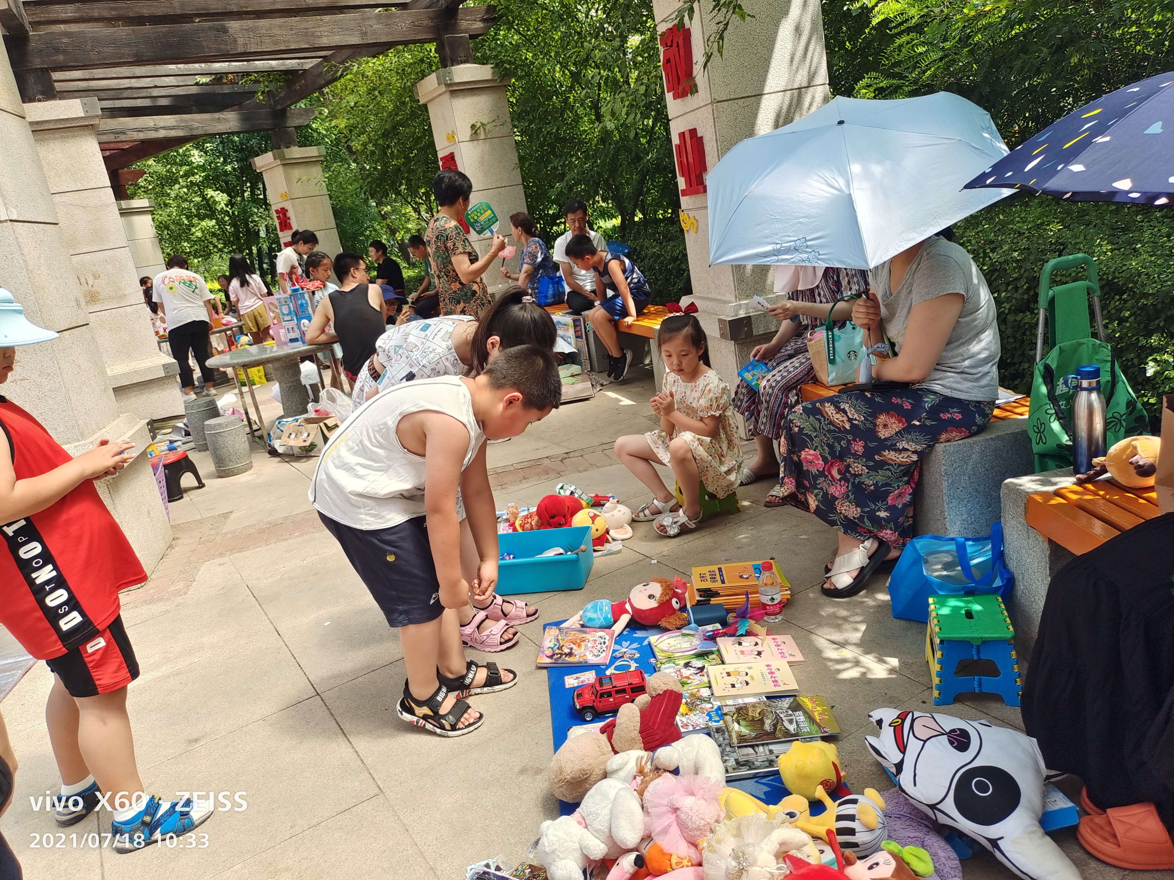 小镇居的乐乐小朋友特意从市区的奶奶家赶回小区,参加儿童跳蚤市场,在