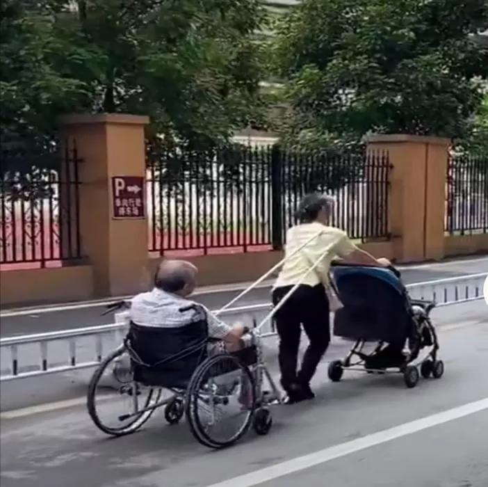 中年人，都有“两副面孔”