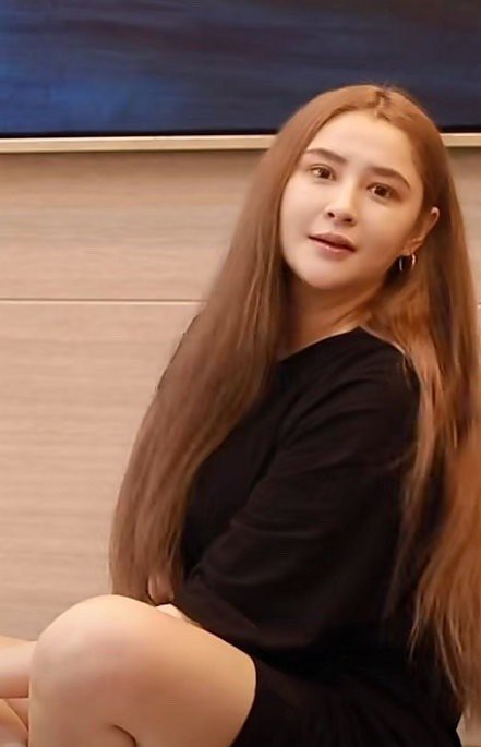 天台女主角李心艾胖了果断放下了手上的炸鸡