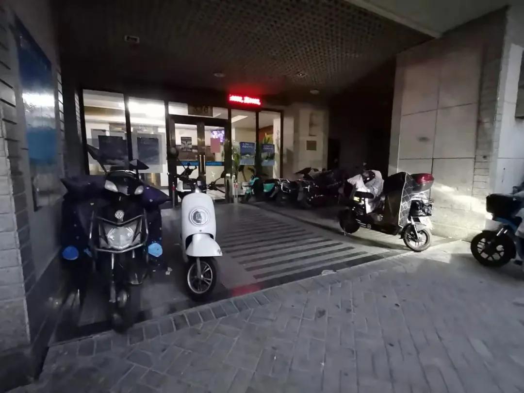 在上海，没有比中远两湾城更魔幻的小区了