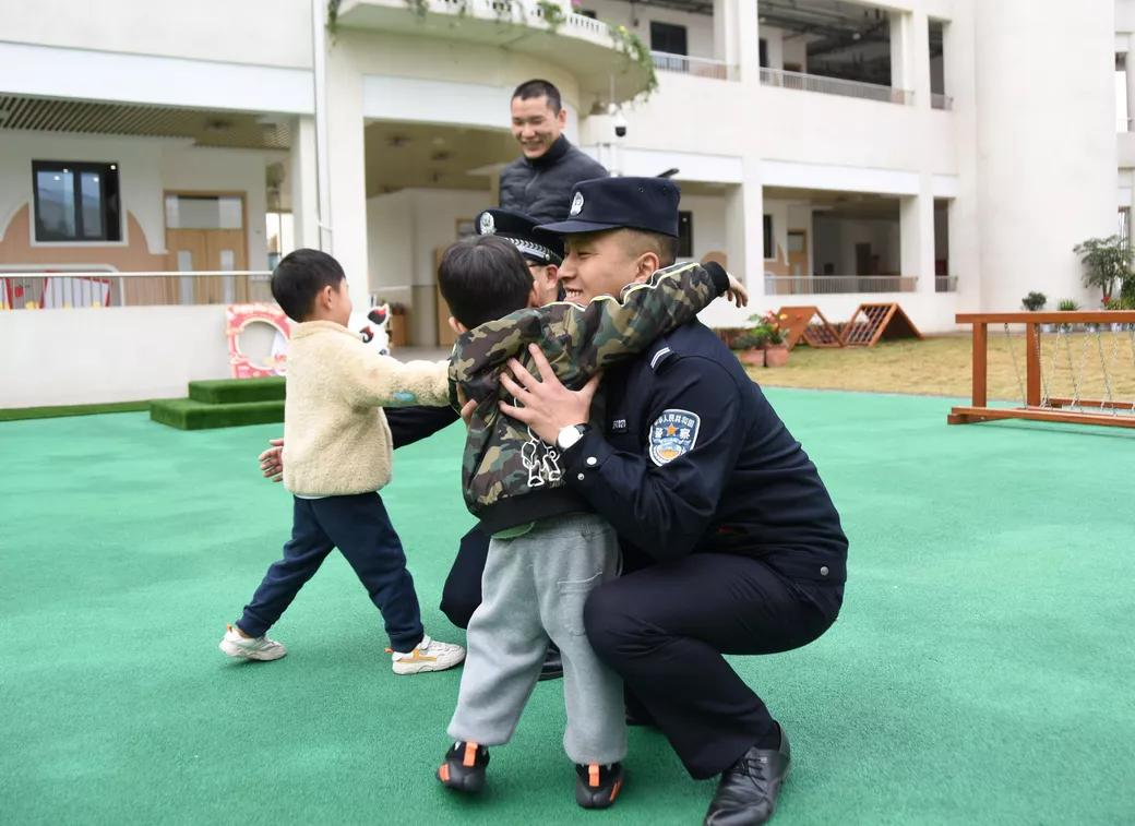 守护安全,警园同行——宁安幼儿园反恐防暴演练