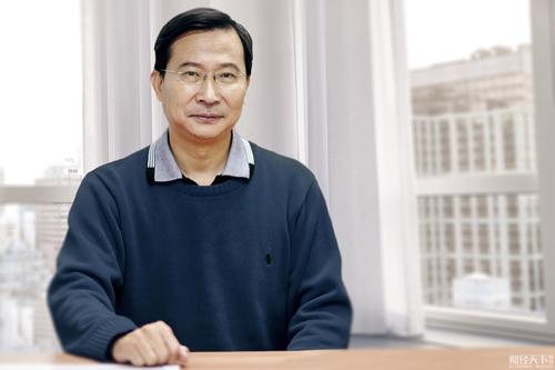 几个老院士围着一个处长陪笑