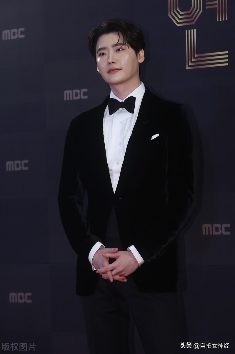 Lee Jong Suk Is Handsome And Stylish In A Black Suit White Shirt