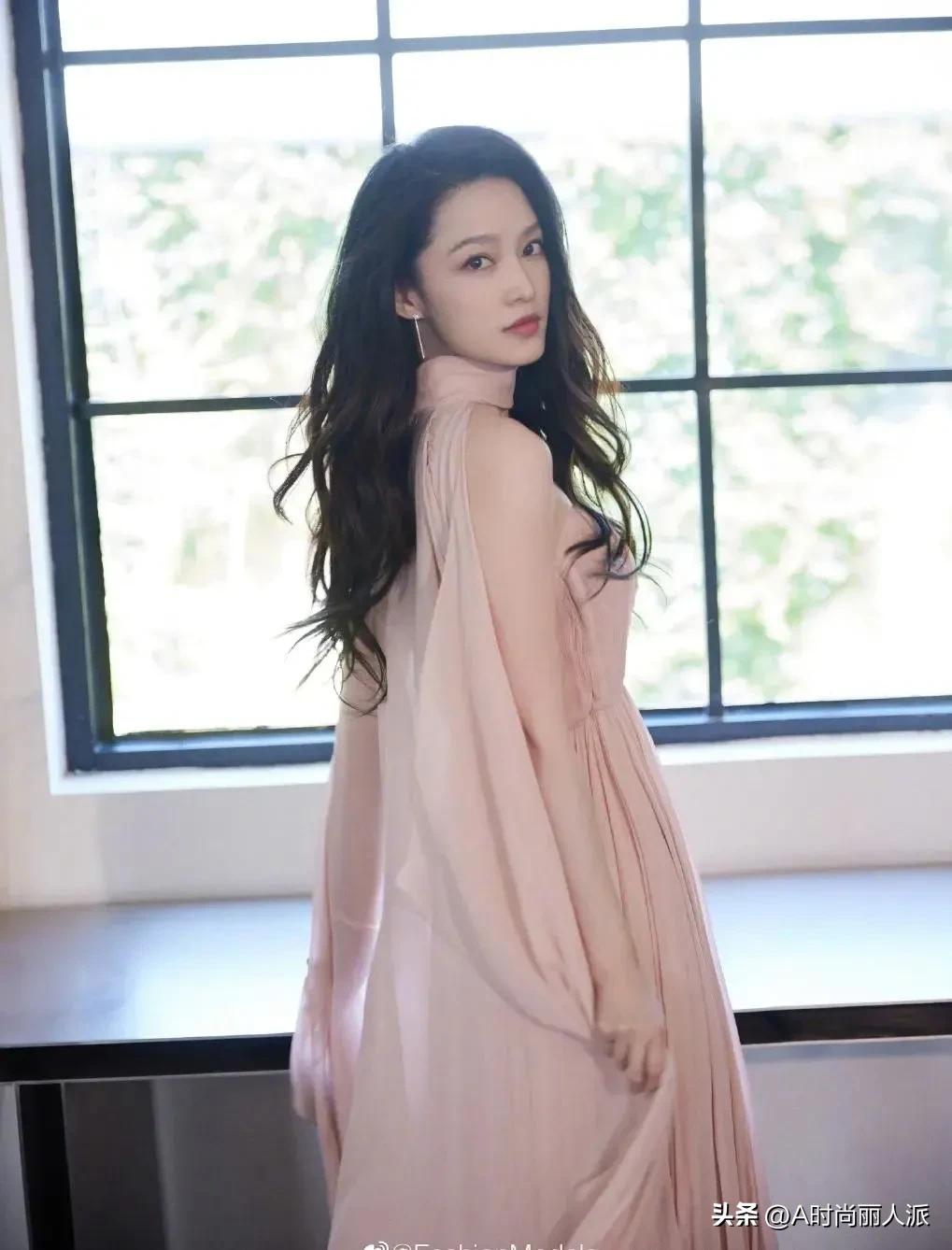 Li Qin S Nude Pink Tube Top Dress Is Too Fairy Liu Yan S Red Pink