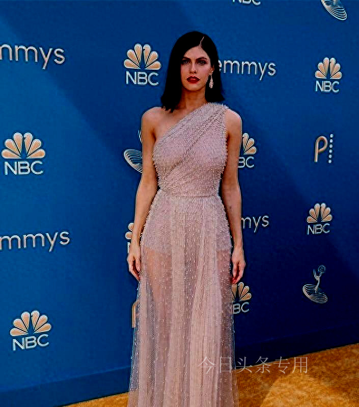 Alexandra Daddario Takes A Naked Selfie In Front Of The Mirror Her