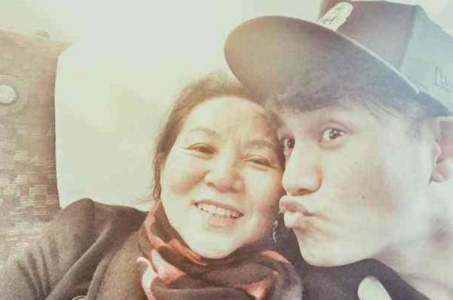 46 Year Old Chen Kun Took A Group Photo With His Mother And Son To