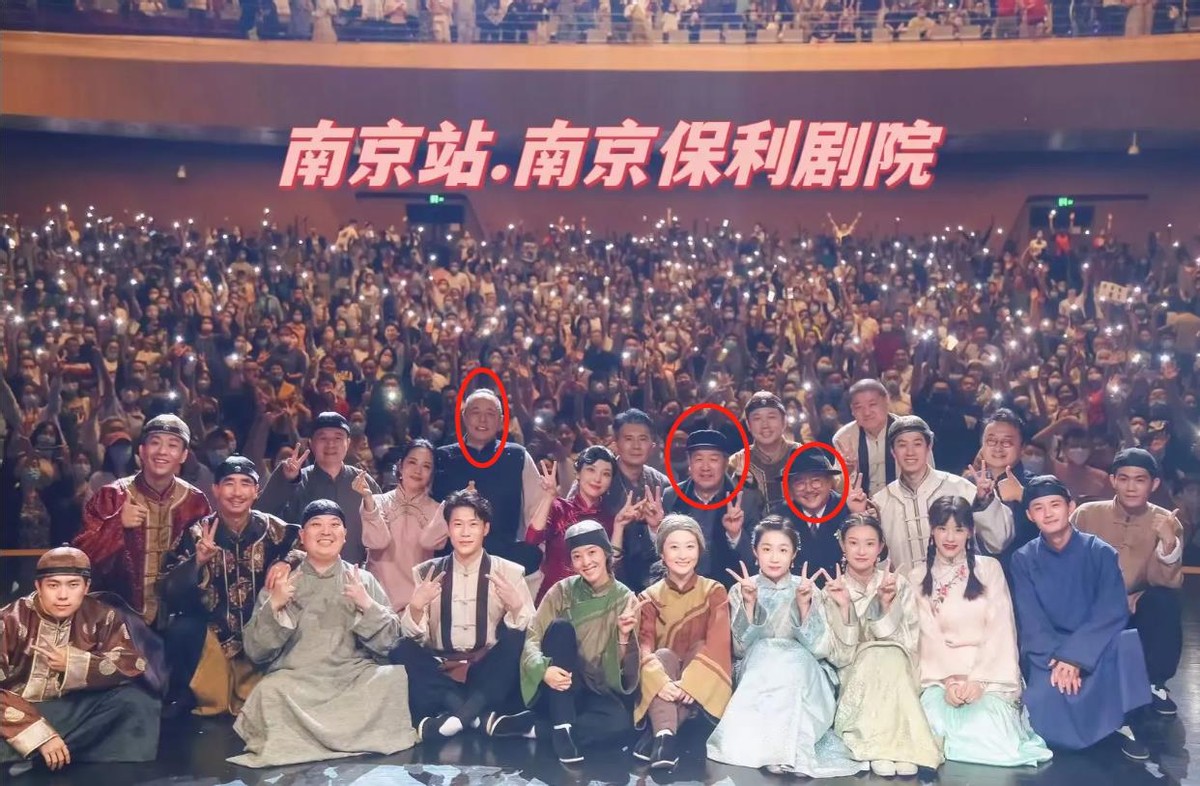 The Year Old Wang Gang Took A Photo With The Actress And Was Cramped