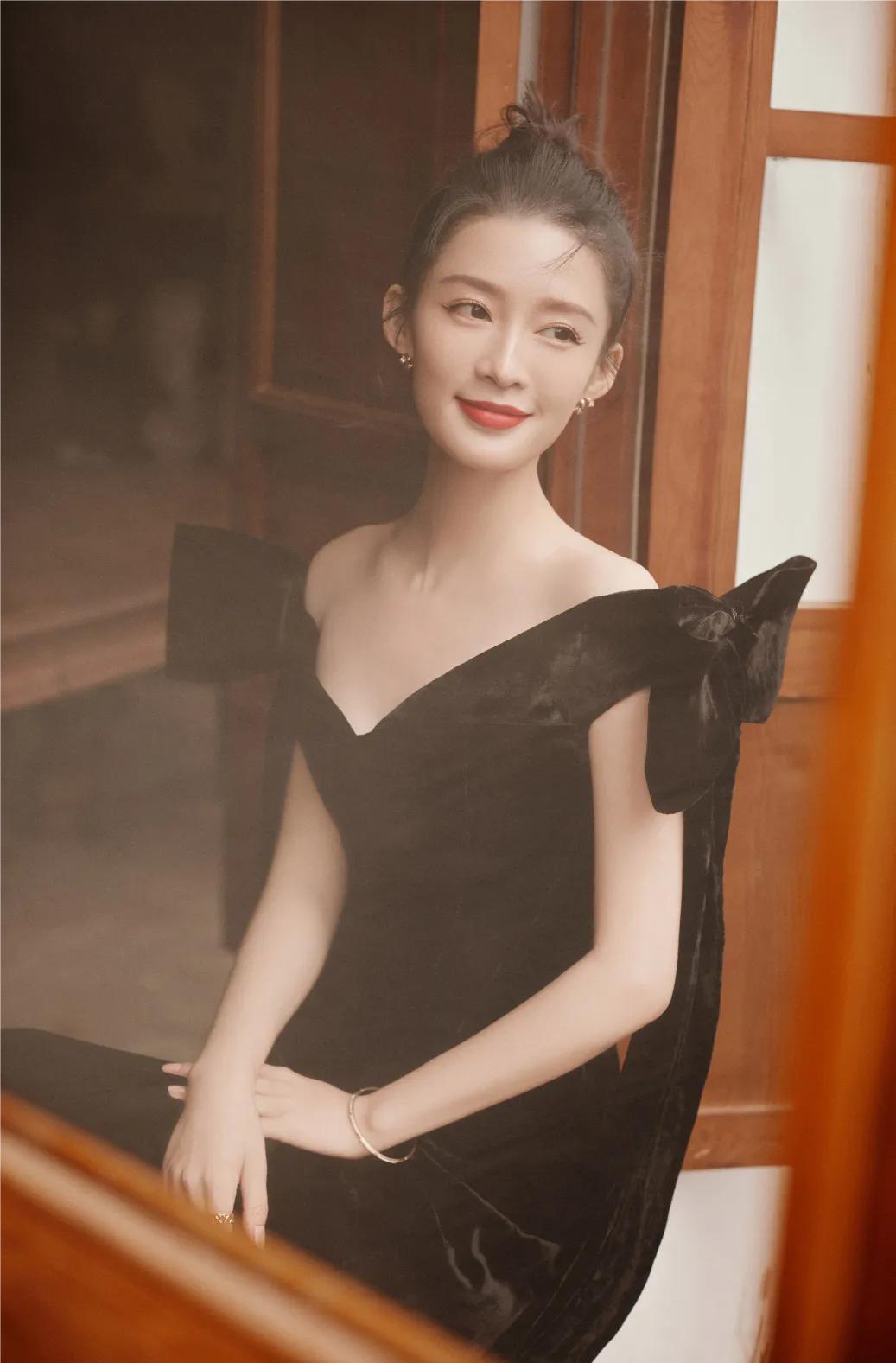 Looking For A Glimmer Of Light Li Qin Wears A Beautiful Picture In A