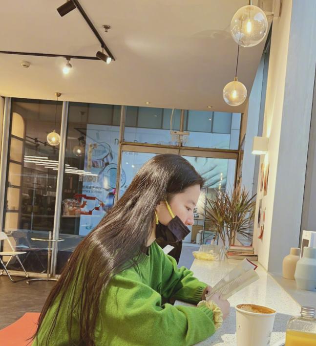 34 Year Old Liu Yifei Was Photographed Drinking Coffee Without Makeup